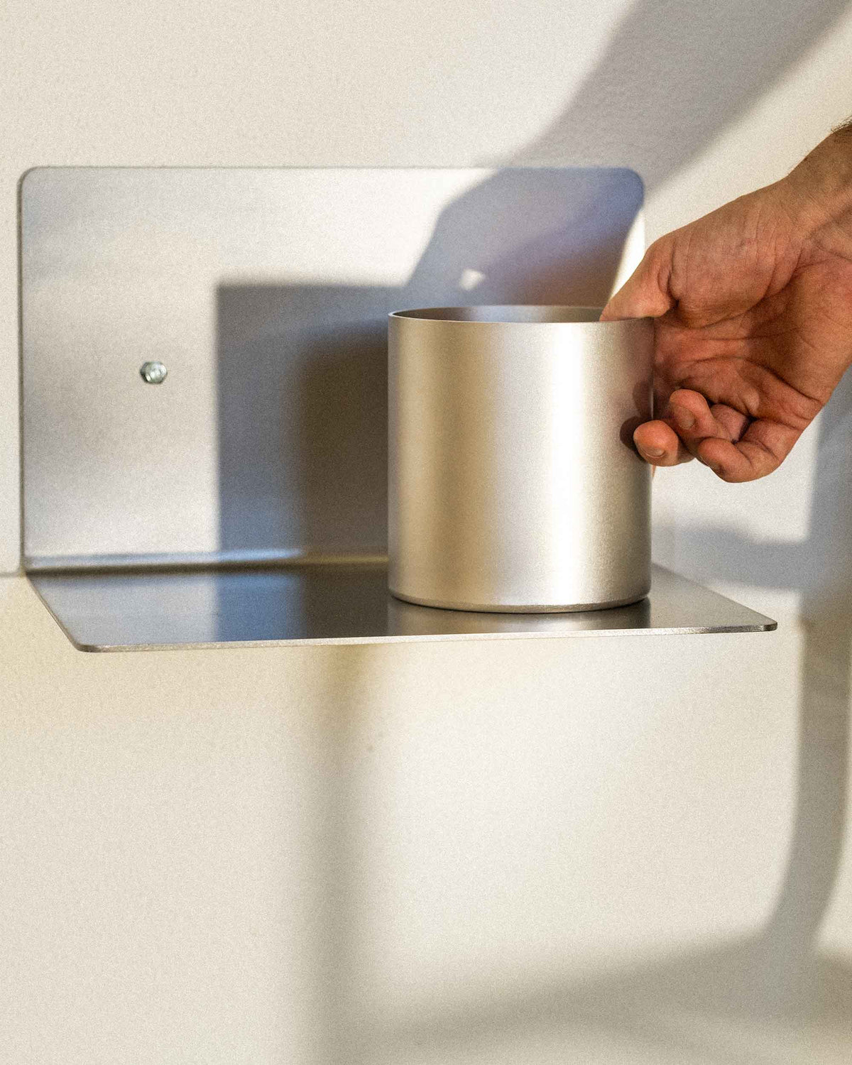 Malý nerezový květináč Oliner z odolné nerezové oceli 1.4301. Lze využít i jako kelímek na tužky, malé nářadí nebo kartáčky na zuby. Ručně broušený a pískovaný. Vyrobeno v České republice. Focené na nerezové polici Starter 29 (290 mm)
