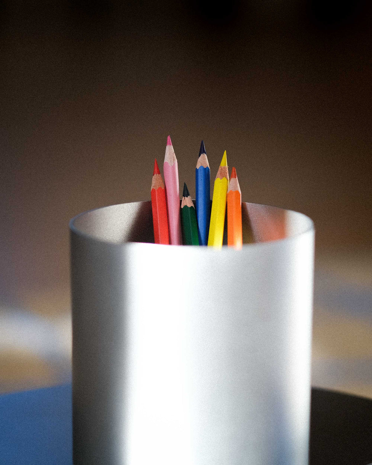 Malý nerezový květináč Oliner z odolné nerezové oceli 1.4301. Lze využít i jako kelímek na tužky, malé nářadí nebo kartáčky na zuby. Ručně broušený a pískovaný. Vyrobeno v České republice. 