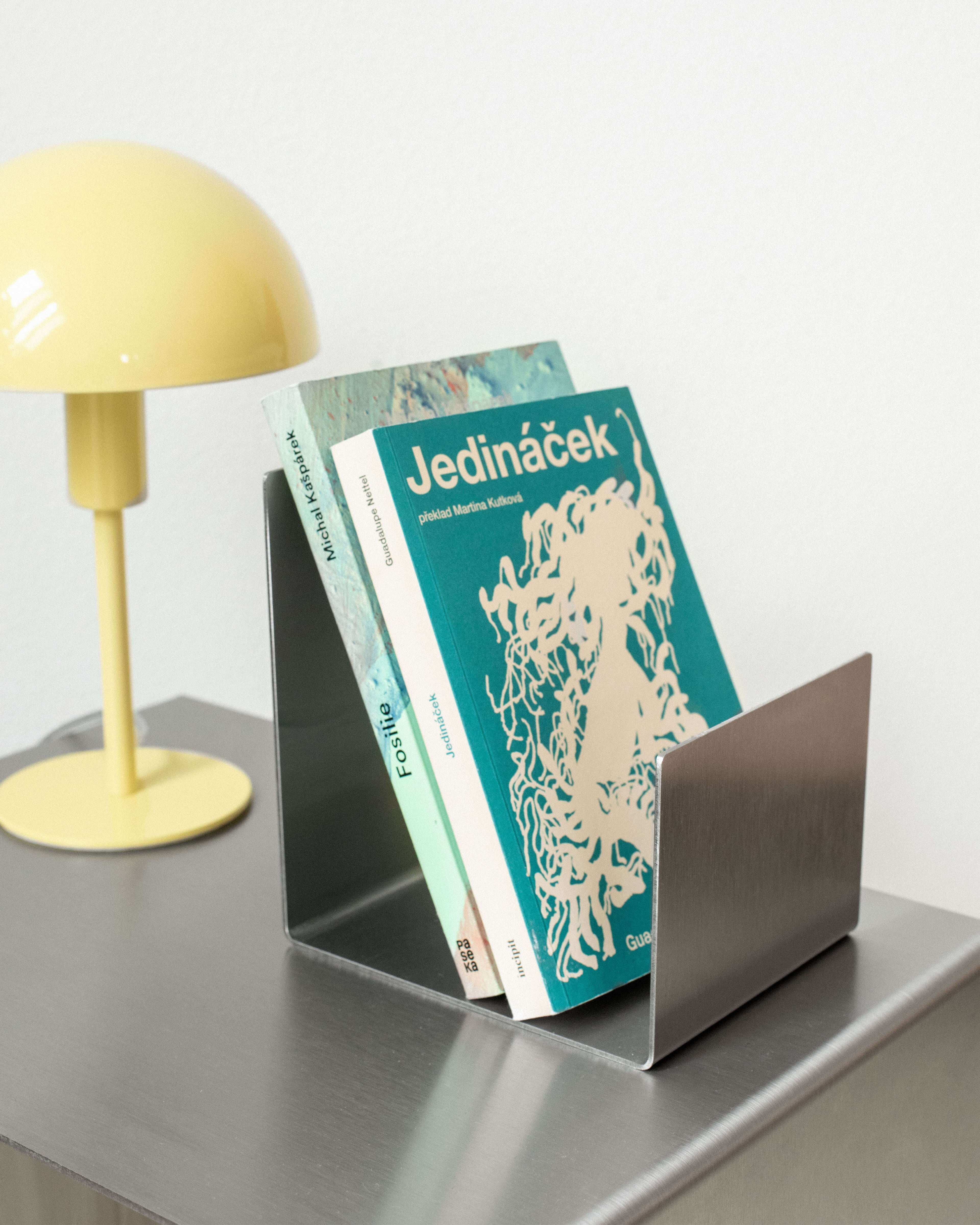 Nerezový stojan na knihy Jan